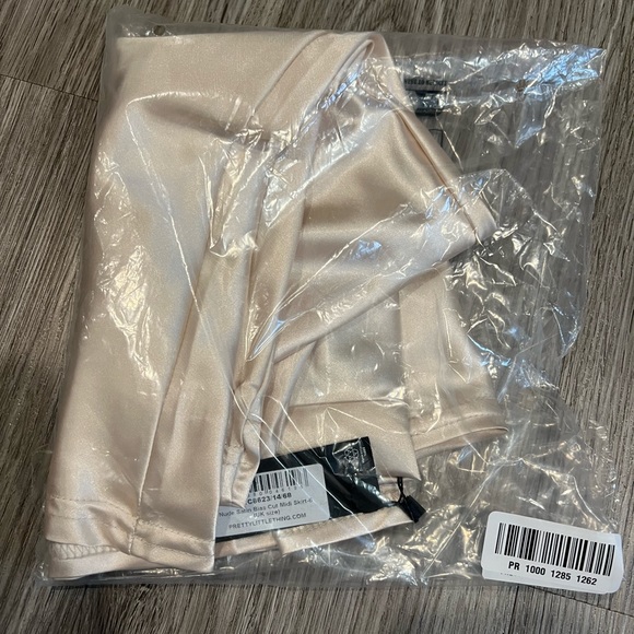 Champagne satin midi skirt - Picture 3 of 5